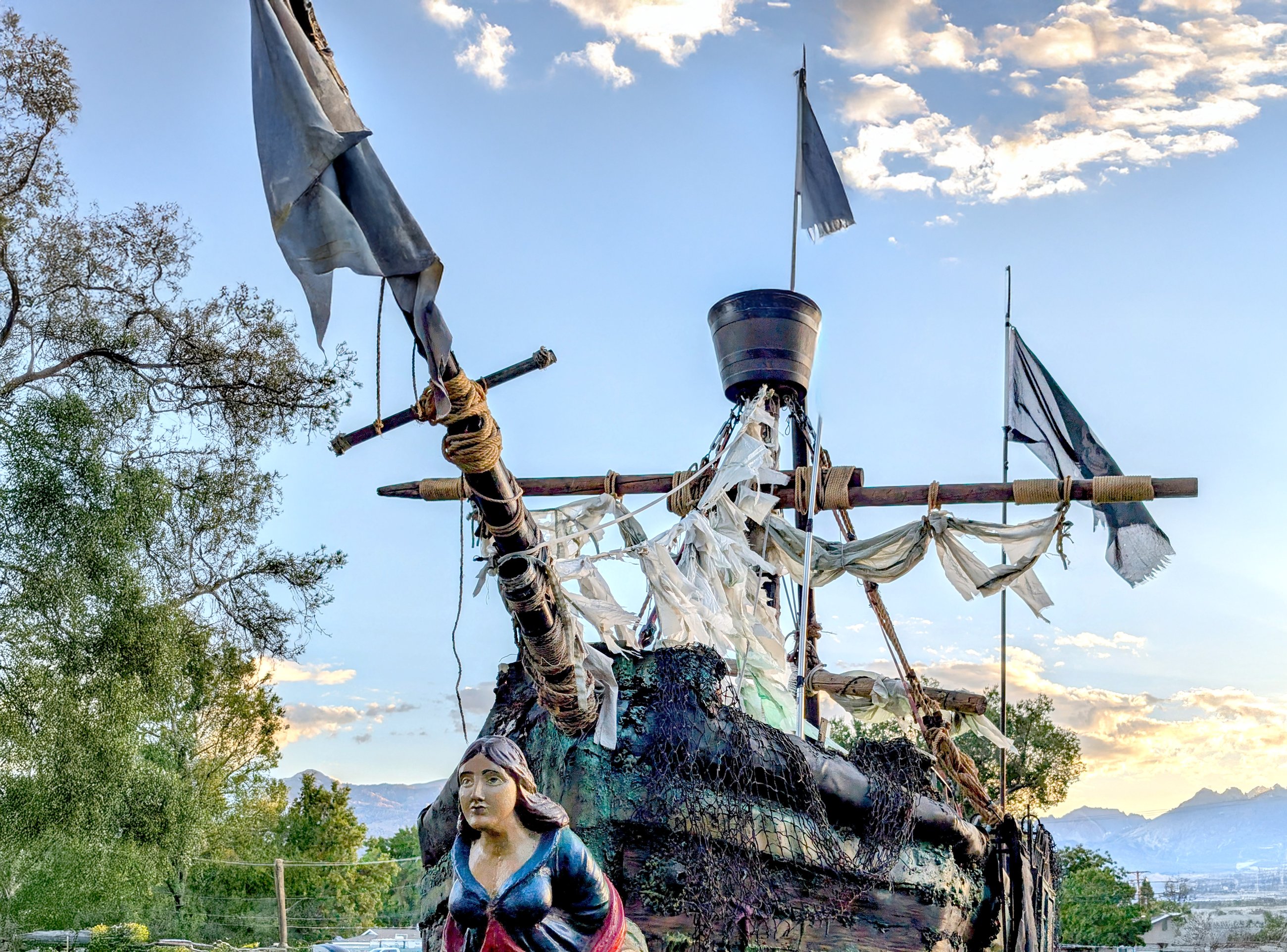 Capt'n Jack Spareribs' full self-built pirate shipwreck.