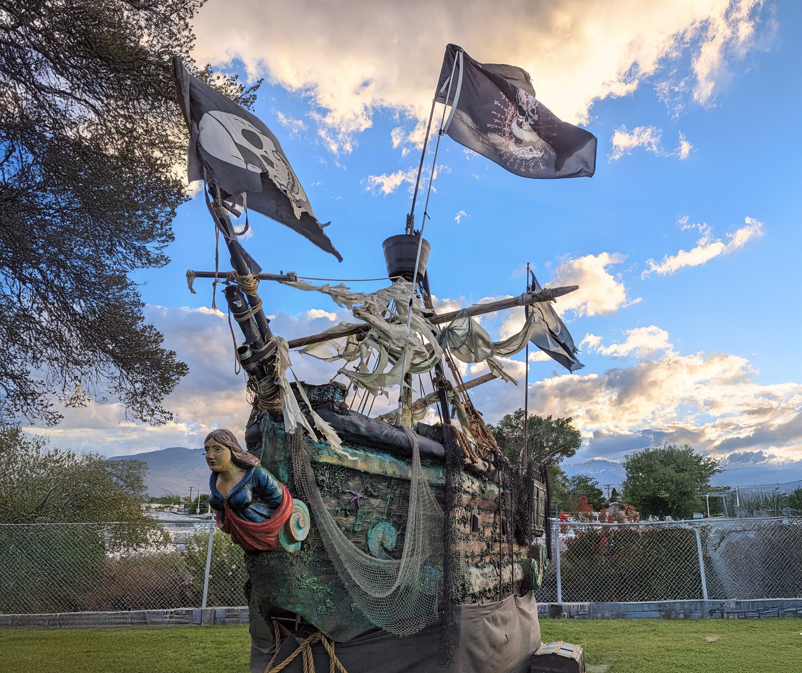 Capt'n Jack Spareribs' full self-built pirate shipwreck.
